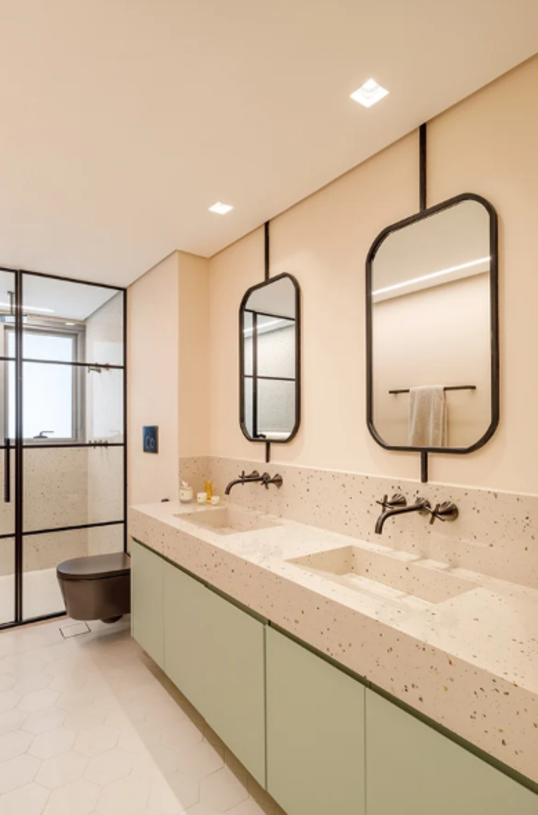 6. Armários com duas cubas aumentam a funcionalidade para quem divide o banheiro – Projeto: Yannick Athia Arquitetura | Foto: @maxfahrerfotografia