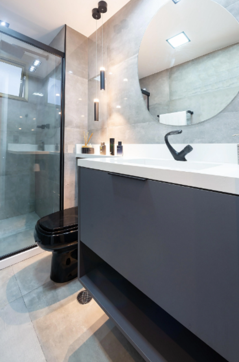 5. Para um ajuste perfeito e personalização, considere armários de banheiro sob medida – Projeto: Mariana Diniz Arquitetura e Interiores | Foto: @mardepalha