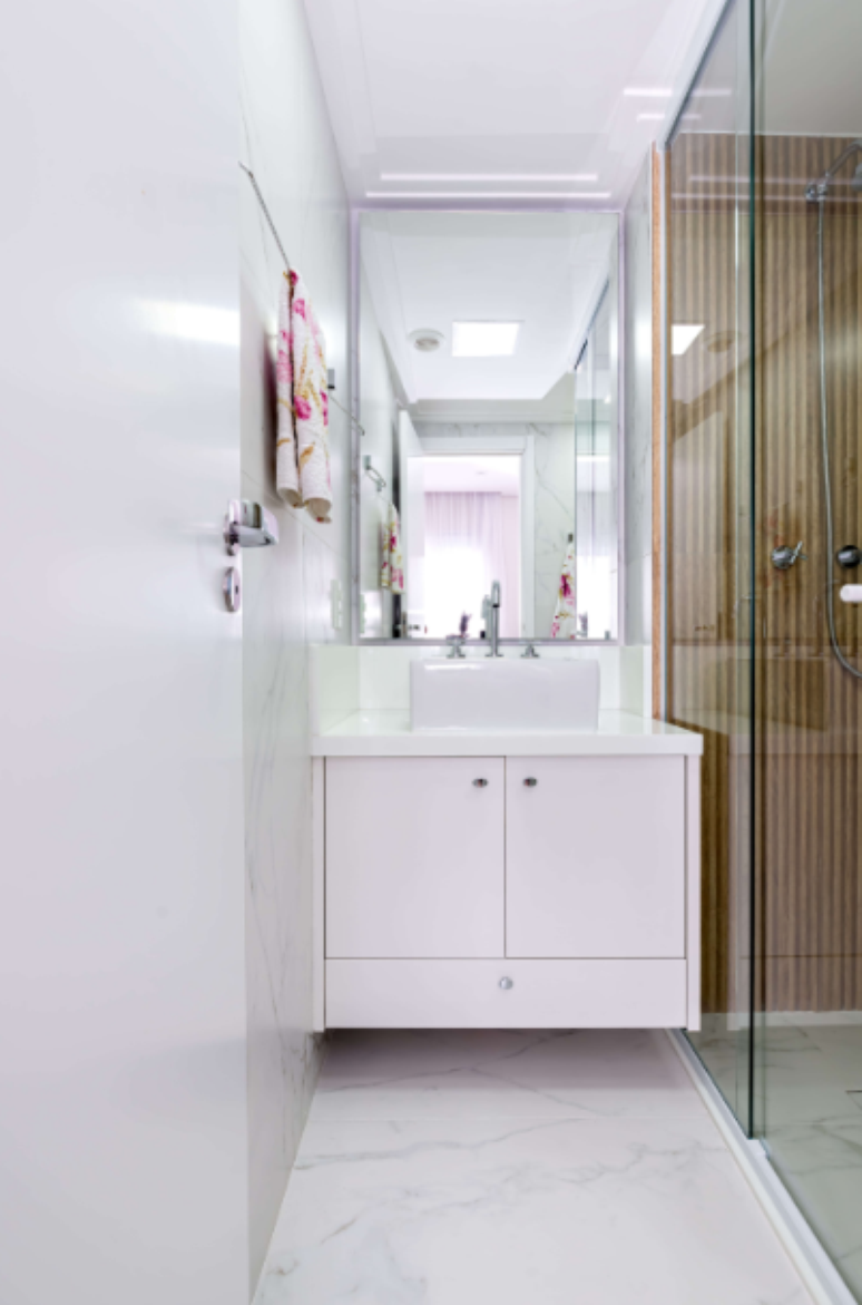 7. Vidro ou madeira tratada são boas escolhas de materiais para o armário de banheiro – Projeto: Camila Palladino | Foto: Samantha Martins / MM Foto e Filmagem
