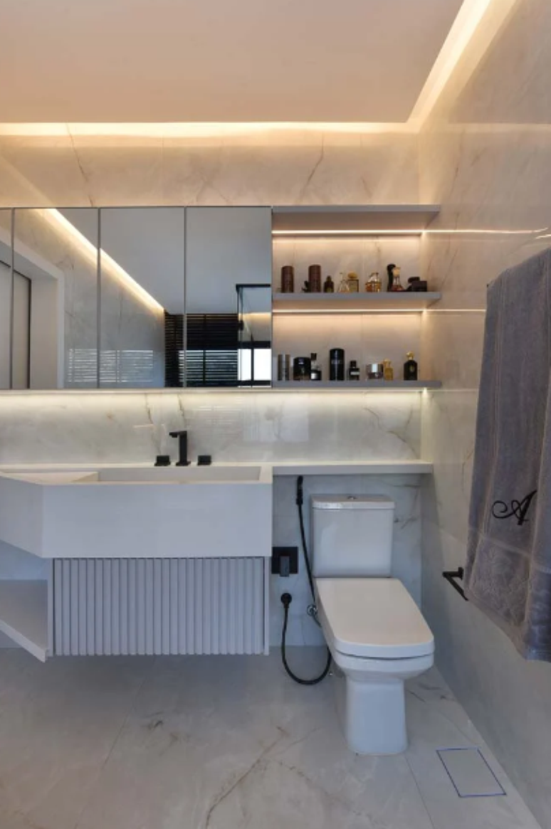 16. Considere armários de banheiros suspensos para facilitar a limpeza do piso – Projeto: Rodrigo Baleeiro – Dbale Arquitetura | Foto: Sidney Doll