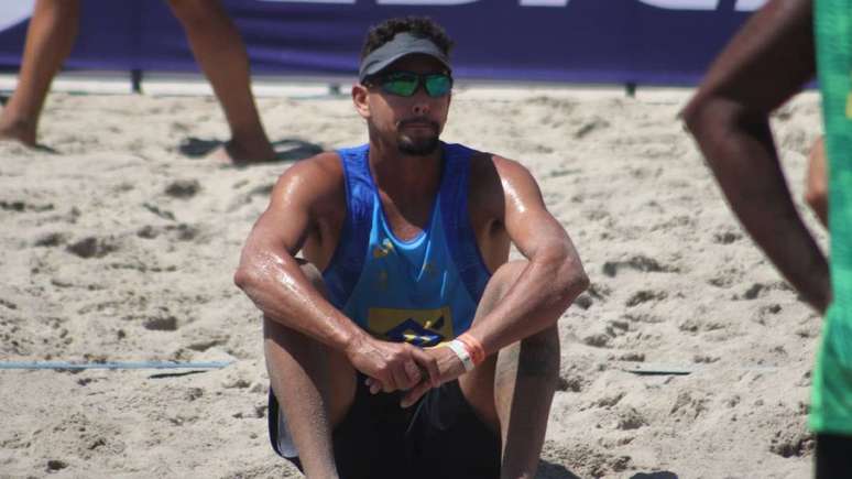 Confederação Brasileira de Voleibol irá encaminhar denúncia ao MP em caso de ataques homofóbicos ao jogador de vôlei de praia Anderson Melo