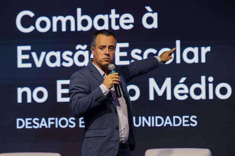 Pesquisador Vitor Pereira no Seminário Internacional de Combate à Evasão Escolar no Ensino Médio