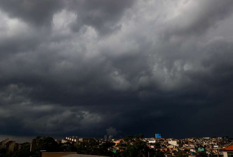 Formação de temporal sobre São Paulo nesta segunda-feira, 18