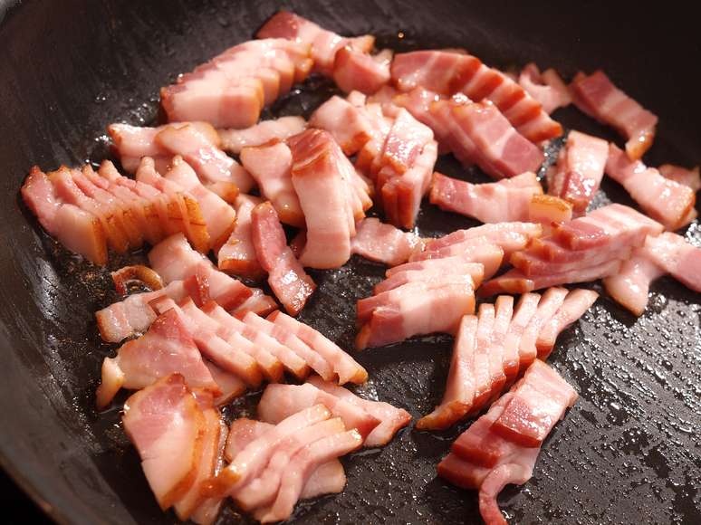 Entenda os riscos de comer bacon malpassado