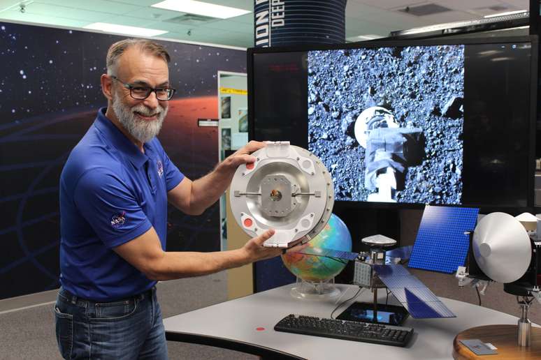 Dante Lauretta leciona ciências planetárias e cosmoquímica no Laboratório Lunar e Planetário na Universidade do Arizon