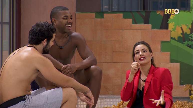 Aliados do Quarto Fadas brincavam na área externa