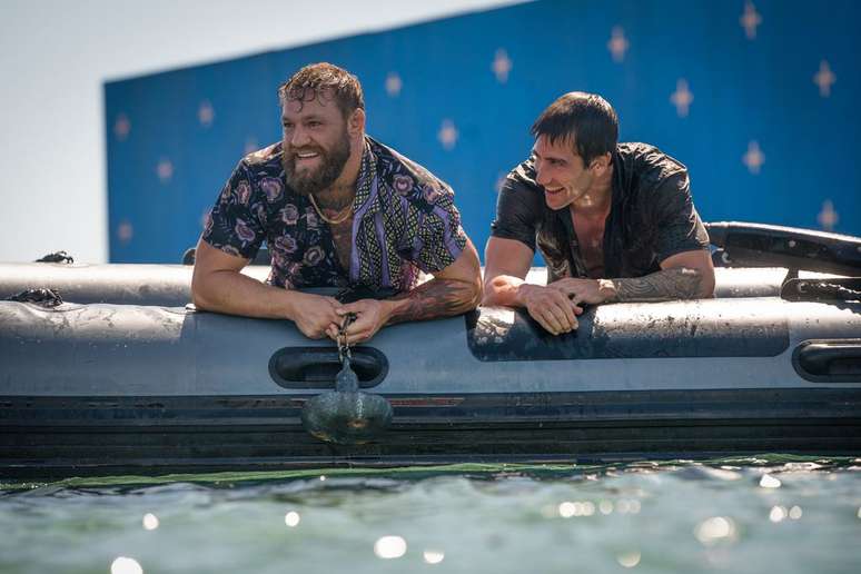 Conor McGregor e Jake Gyllenhaal no set de Matador de Aluguel (Imagem: Divulgação/Prime Video)