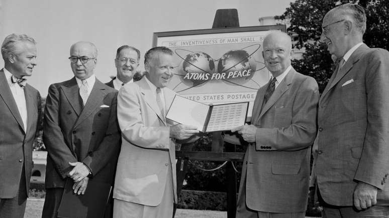 Strauss (segundo da esquerda para a direita) e Eisenhower (segundo da direita para a esquerda) em 1955