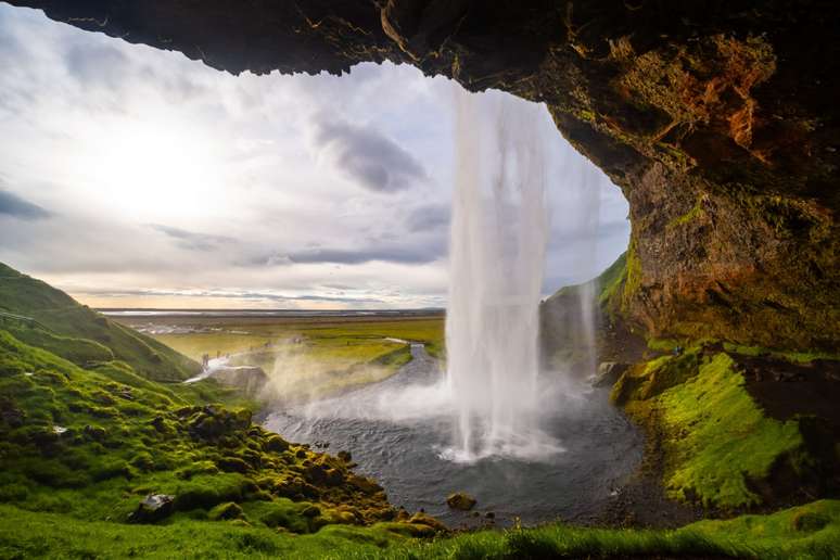 A cachoeira encanta todos os visitantes com sua beleza majestosa 