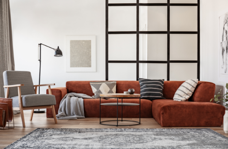 Antes de posicionar seu sofá marrom de canto, é importante medir o espaço para garantir um encaixe perfeito – Foto: Shutterstock