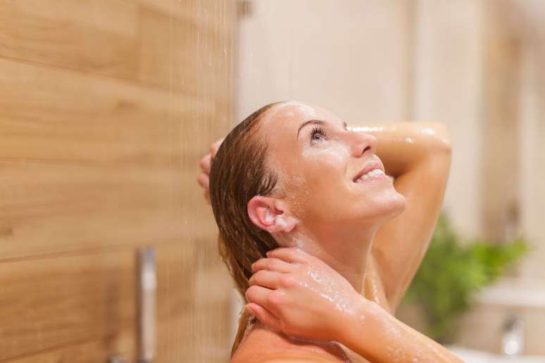 Você tem o hábito de lavar o rosto no banho? Descubra se isso pode fazer mal à pele! |
