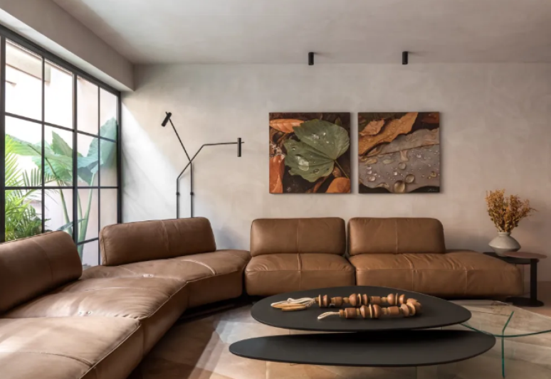 O sofá marrom claro traz leveza ao espaço, mas lembre-se de que o modelo suja com facilidade – Projeto: Alessandra Gandolfi | Foto: Eduardo Macarios/CASACOR