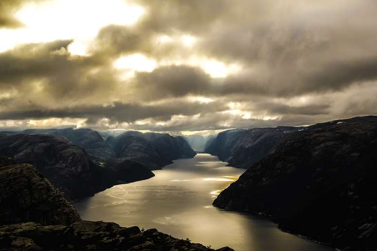Um dos tesouros naturais da Noruega são os fiordes, cuja beleza no país é tão estonteante que a própria palavra provém do idioma norueguês: fjord