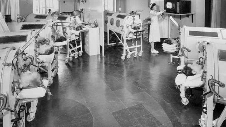 A reuni&atilde;o de diversos pacientes em sal&otilde;es de tratamento respirat&oacute;rio com o pulm&atilde;o de ferro levou &agrave; ideia das Unidades de Terapia Intensiva