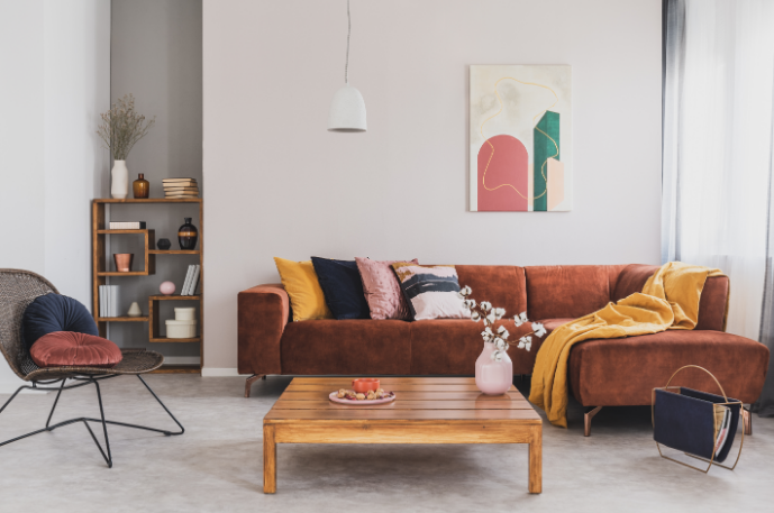 Sofá retrátil é uma boa pedida para salas com espaço reduzido – Foto: Shutterstock