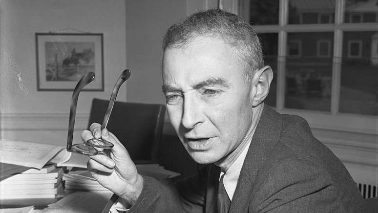 A Comissão de Energia Atômica concluiu, após processo controverso, que Oppenheimer representava um risco para a segurança dos EUA