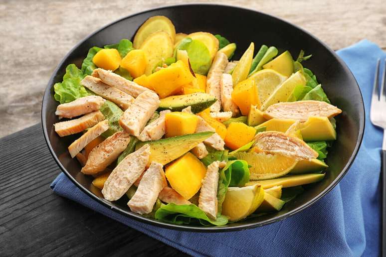 Salada de alface com frango e manga