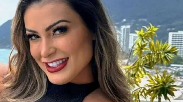 Após retirar costelas, Andressa Urach ignora médicos e se exibe em shopping