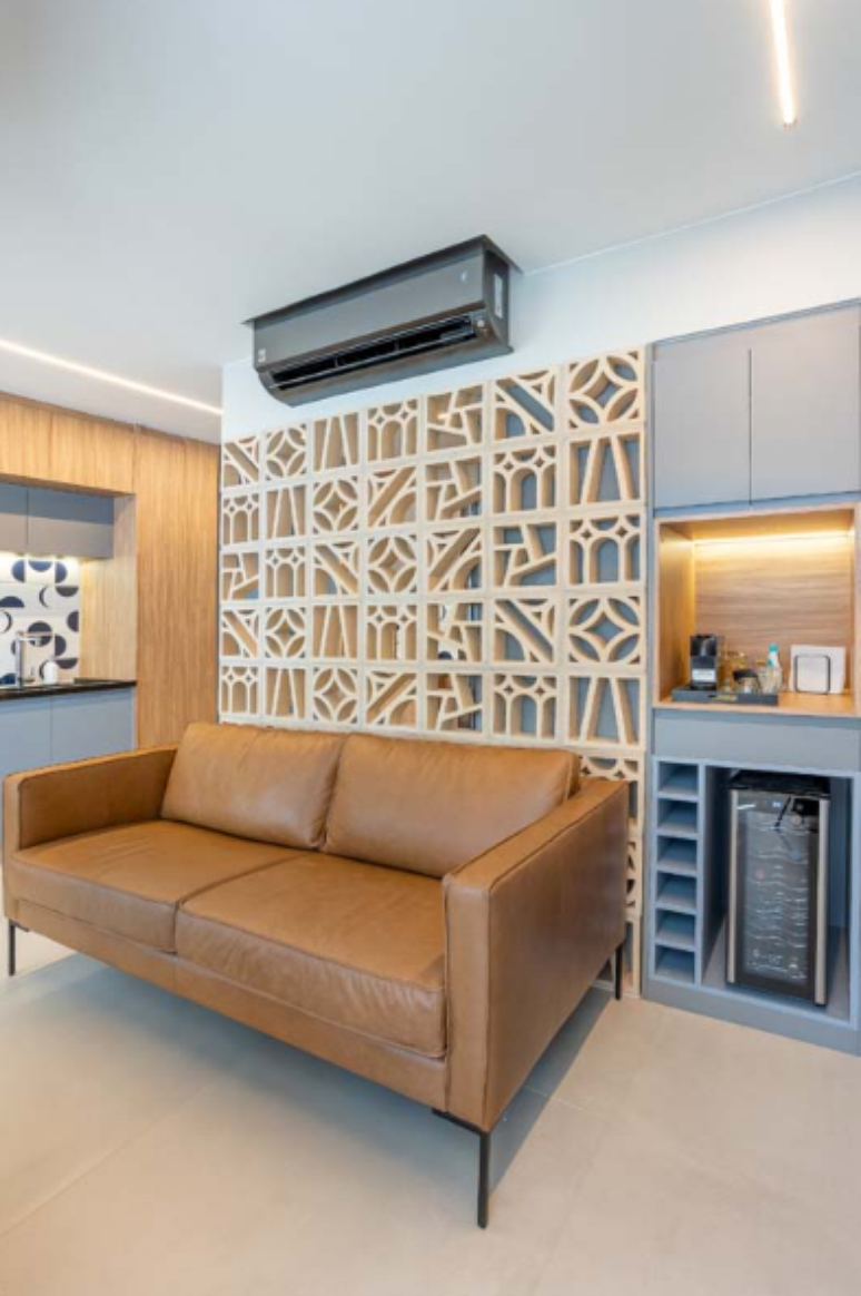 O sofá marrom pequeno é perfeito para espaços reduzidos – Projeto: Rafaella Grasnoff – Loft 7 Arquitetura | Foto: Dam Mol