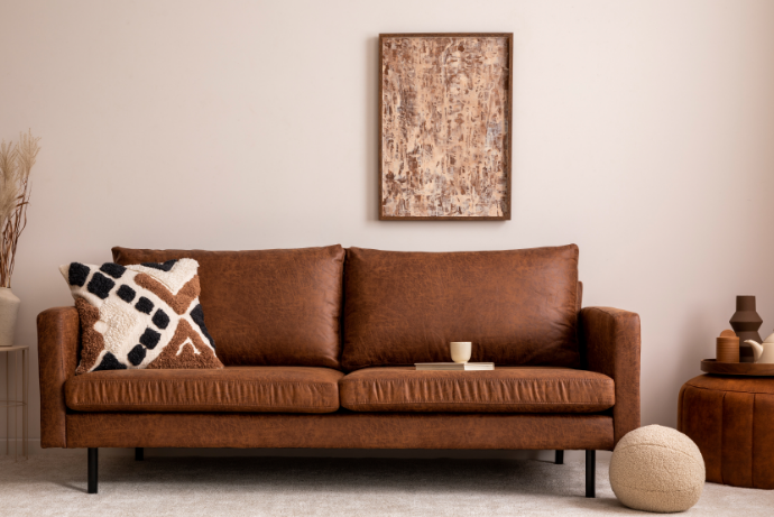 Cores como o laranja ou vermelho contrastam muito bem com o sofá marrom – Foto: Shutterstock