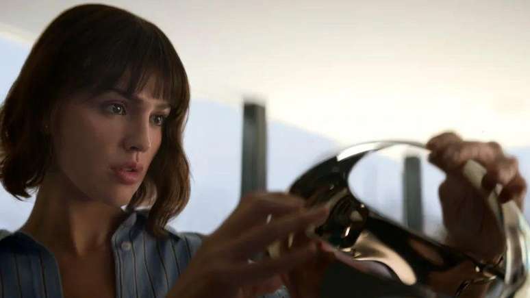 Eiza González, retratada com um dispositivo de realidade virtual, interpreta Auggie Salazar, gênio da nanotecnologia