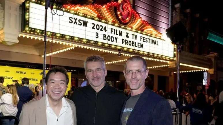 Os criadores de O Problema dos 3 Corpos [da esquerda para a direita]: Alexander Woo, David Benioff e DB Weiss na noite de lançamento