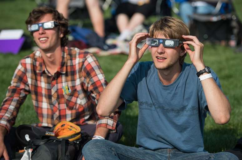 Alguns distritos nos EUA vão fornecer óculos de proteção para alunos observarem o eclipse em segurança (Imagem: Reprodução/NASA/Aubrey Gemignani)