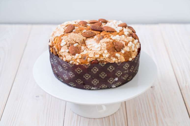 Colomba pascal com frutas cristalizadas e amêndoas 