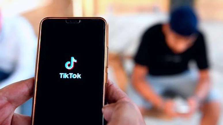 Celular com logo do TikTok na tela