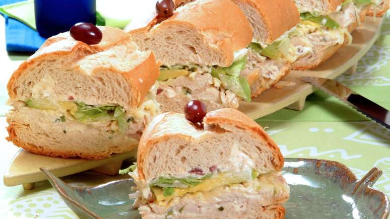 Lanche de frango, abacate e azeitona &ndash; Foto: Marcelo Breyne