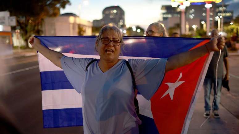 V&aacute;rios cubanos-americanos em Miami apoiaram os manifestantes em Cuba com bandeiras