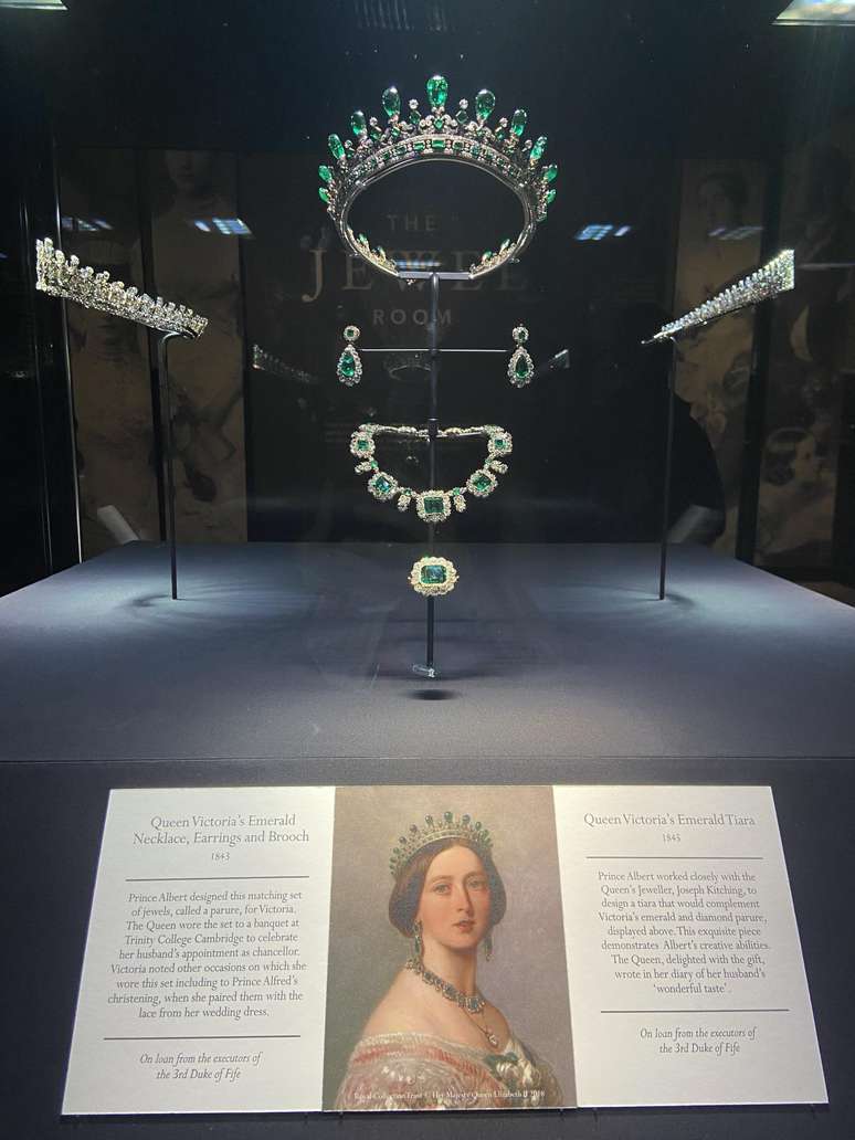 Os vidros que protegem as joias refletem a imagem dos visitantes, que podem tentar se encaixar a cabeça e o pescoço no conjunto nada básico da Rainha Vitória. Lógico que eu tentei