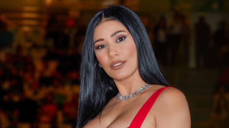 Simaria surprises by wearing a tight dress with a daring neckline