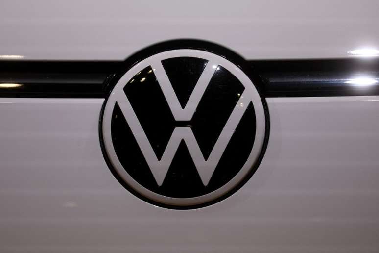 Logo da Volkswagen em feira do setor automobilístico em Nova York
13/04/2022 REUTERS/Brendan McDermid