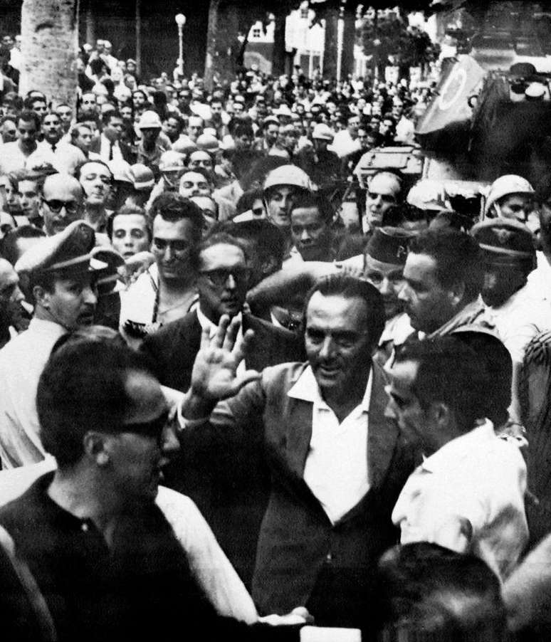 Poucos meses após o golpe, ao sentir que não haveria eleições diretas em 1965, Lacerda (de óculos ao centro) começou a fazer oposição ao governo militar