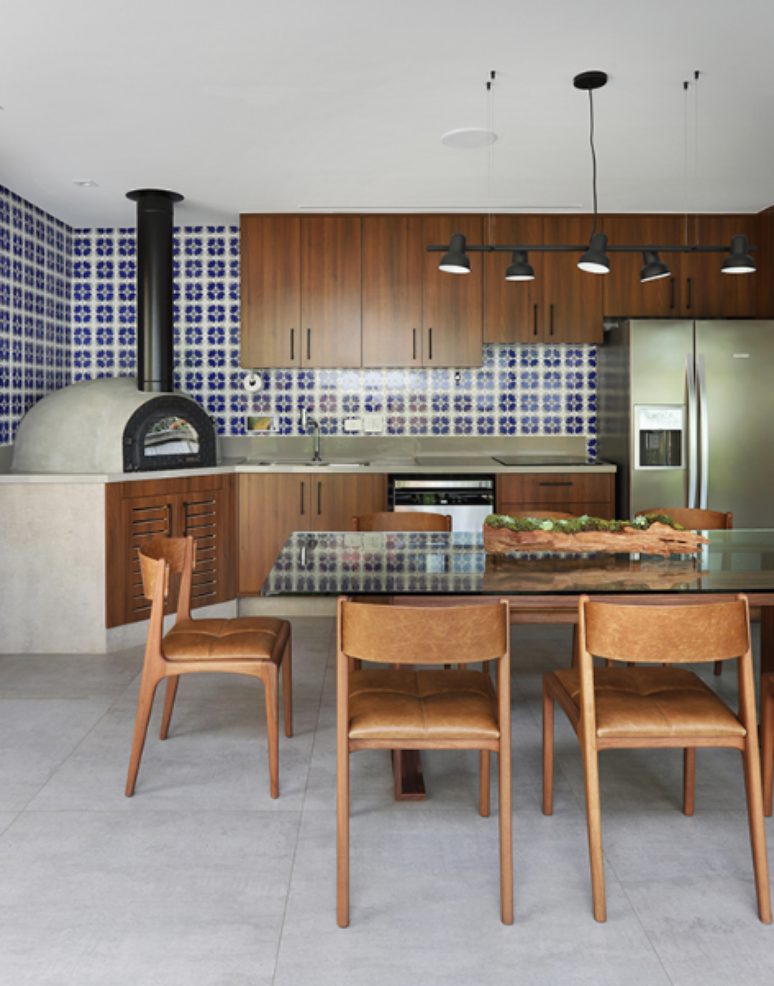 1. Bancada, cooktop e coifa são alguns elementos essenciais na área gourmet – Projeto: Mandril Arquitetura | Foto: Mariana Orsi @marianaorsifotografia