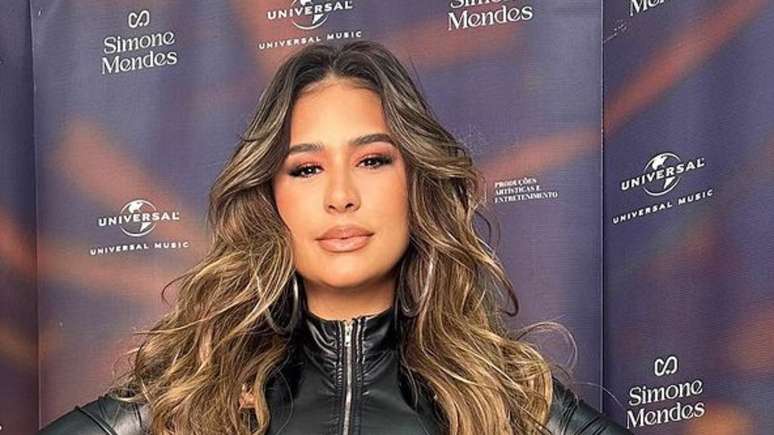 In a crop top, Simone Mendes impresses by appearing with a cinched waist