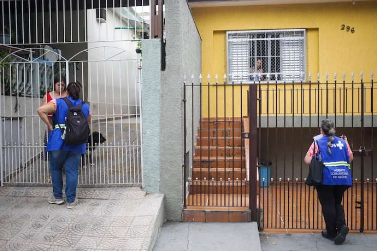 Agentes visitam casas na zona norte da cidade de São Paulo, onde casos de dengue também cresceram