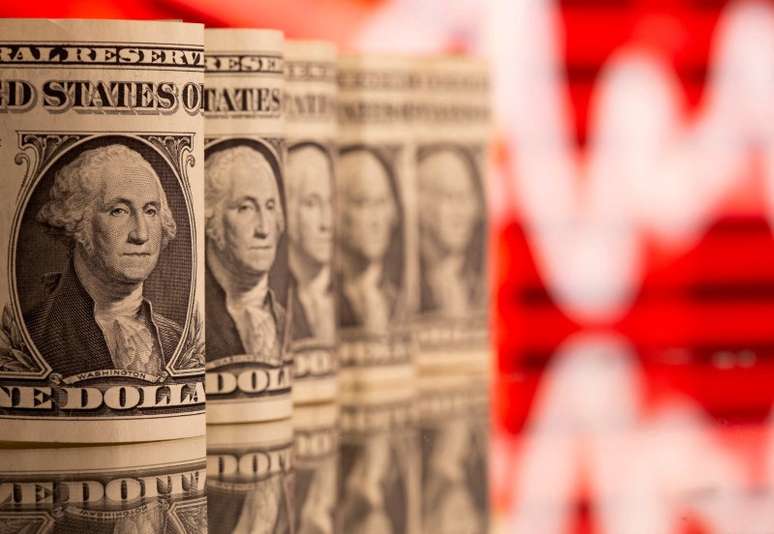 Dólar tem forte queda e volta a ficar abaixo de R$5