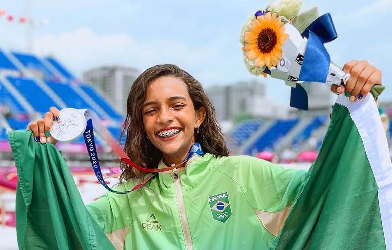 Rayssa Leal comemora medalha olímpica de prata