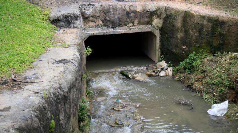 Falta de saneamento básico em um município brasileiro. 