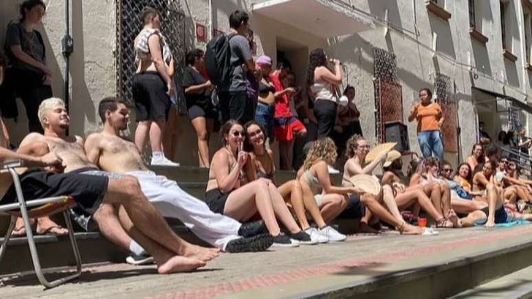 De biquíni e sunga, alunos da PUC-SP protestam contra falta de ar-condicionado nas salas 