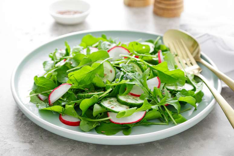 Salada de rúcula com rabanete e pepino 