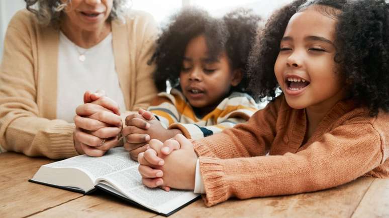 Aprenda como ensinar as crianças orarem