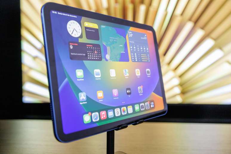 In addition to the M2 chip, the iPad Air 2024 will get a 12.9-inch display option and will reposition the front camera for horizontal use (Photo: Ivo Meneghel Jr./Canaltech)