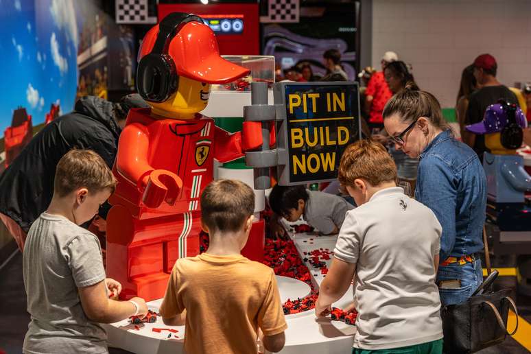 Crianças podem montar e apostar corrida com seus próprios carrinhos de LEGO