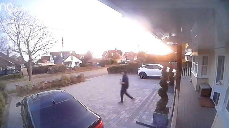 Câmera de segurança na casa dos Baxters mostra homem saindo da propriedade após administrar doses letais de fentanil