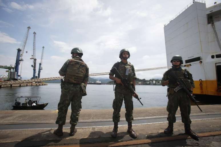 Militares realizam operação de inspeção em navio no Porto de Santos