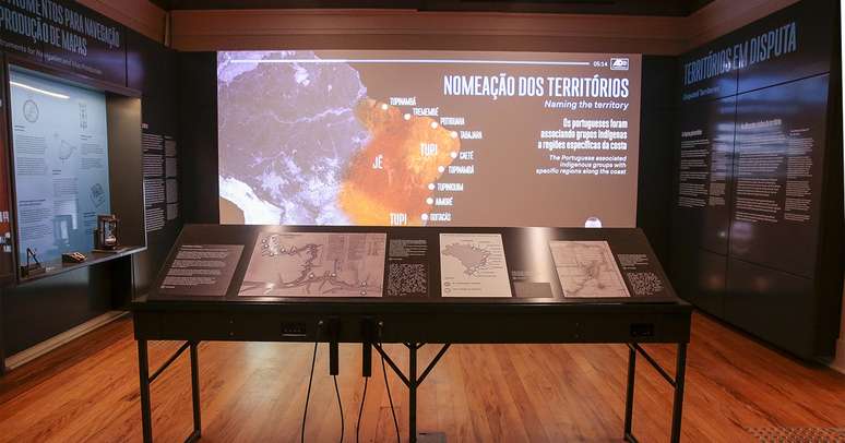 A exposição relaciona a divisão do territórios indígenas durante a colonização com o atual debate sobre demarcação de terras