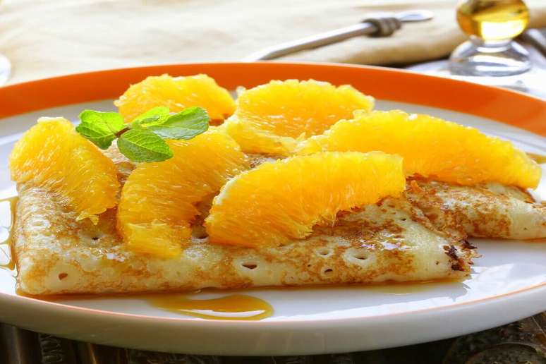 Panqueca de avelã com calda de laranja 